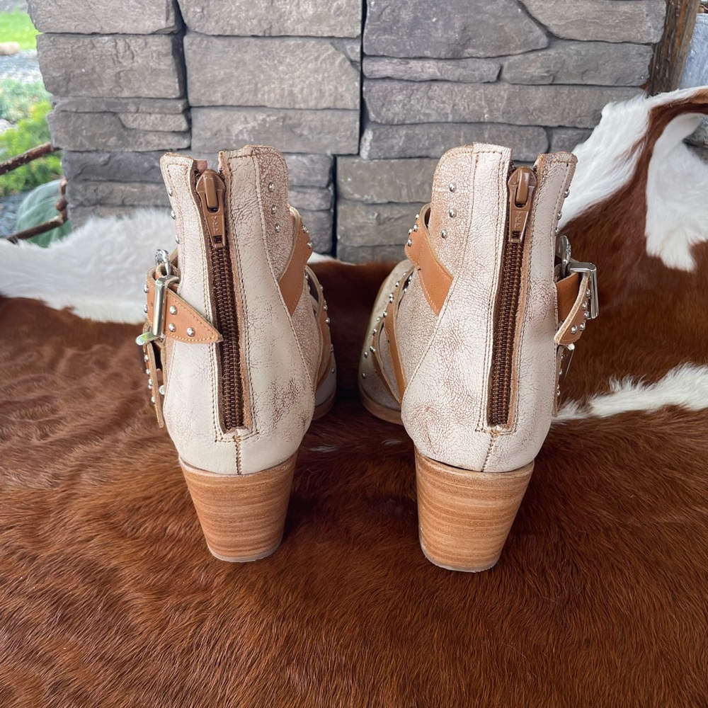Agave Sky Georgia Buckles - Picture 2 of 4